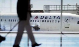 华人登机爆料新闻视频